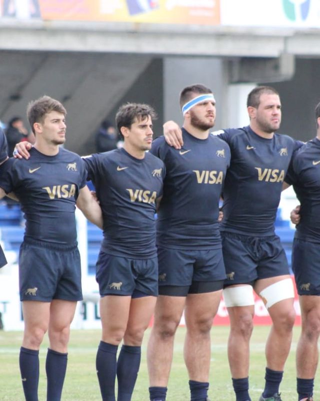 El equipo de Argentina XV cantando el himno