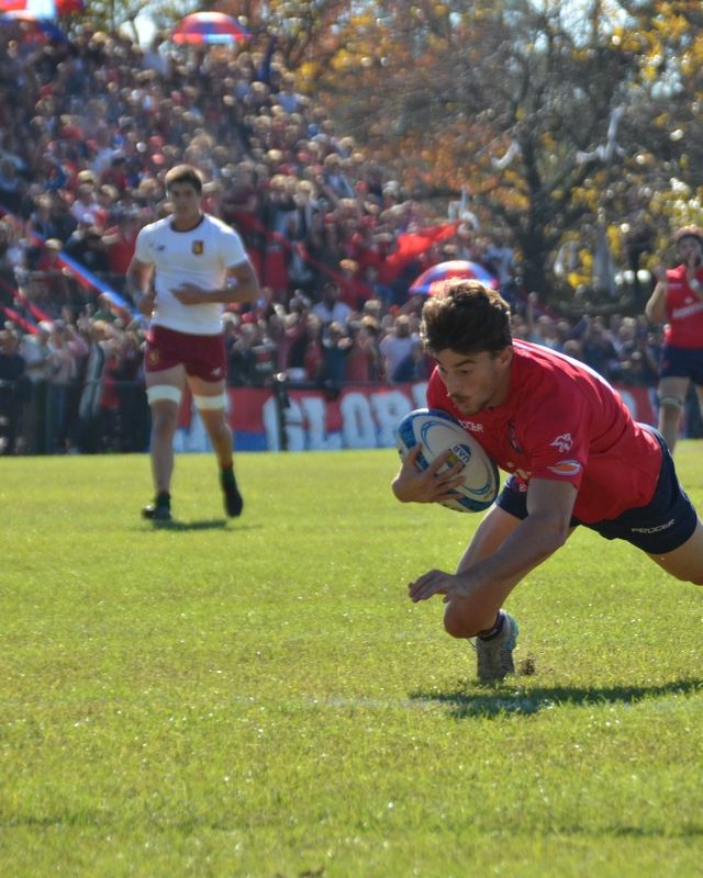 Tomás Jorge apoyando un try en una semifinal con su club
